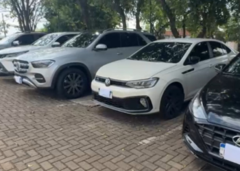 Carros de luxo são apreendidos em investigação contra influenciadora suspeita de movimentar quase R$ 100 milhões em esquema