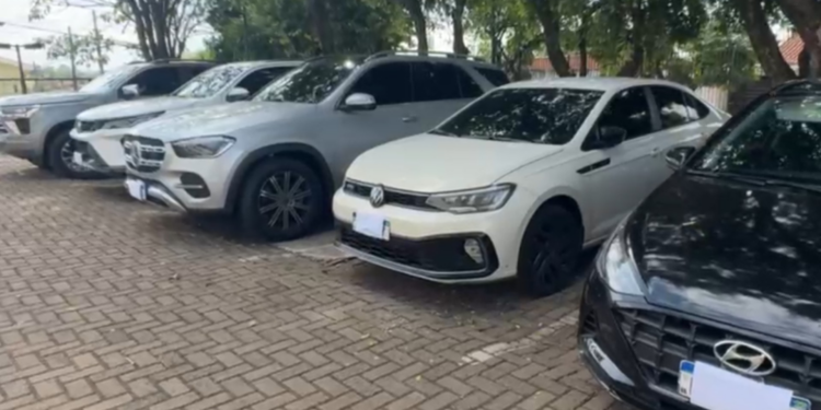 Carros de luxo são apreendidos em investigação contra influenciadora suspeita de movimentar quase R$ 100 milhões em esquema