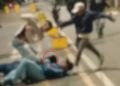 Homem é espancado em praça no interior de SP e leva chute de menor durante agressões; VÍDEO